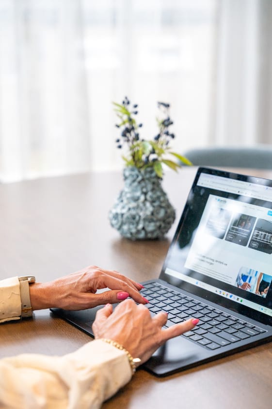 Iemand werkt op een laptop aan de documentatie van een managementsysteem