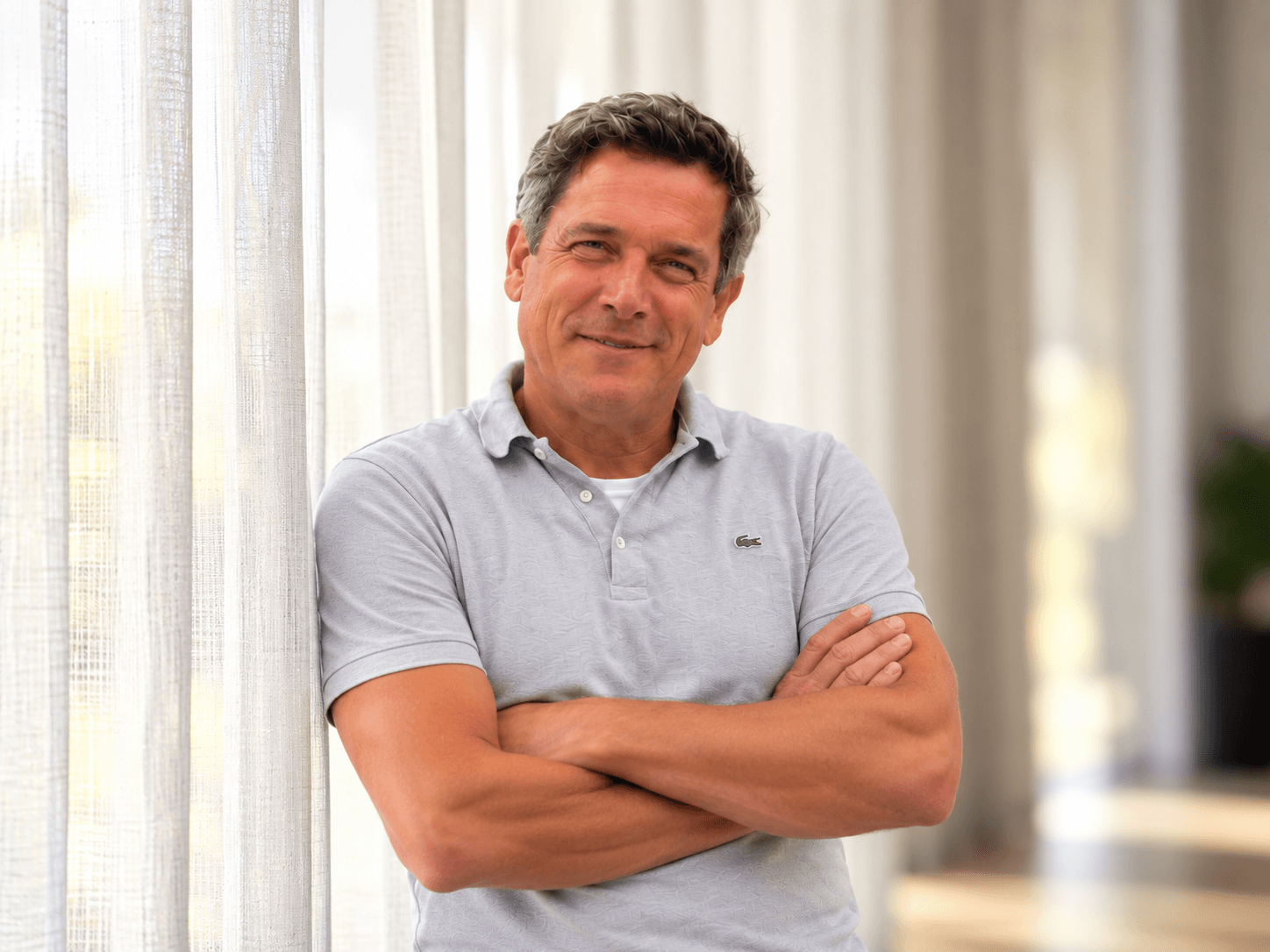 Ontspannen portret bij het raam Mischa van der Vliet, oprichter van ProCertify