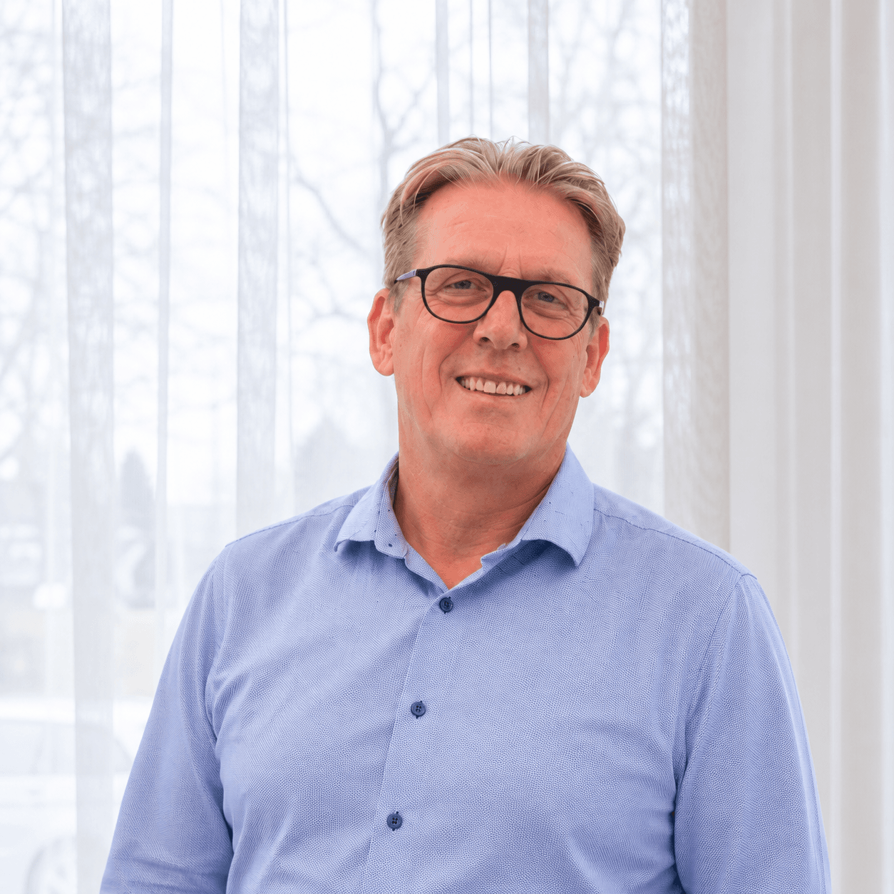 Professioneel portret met glimlachende man Anton Rusbach, IT-auditor en operationeel directeur bij ProCertify