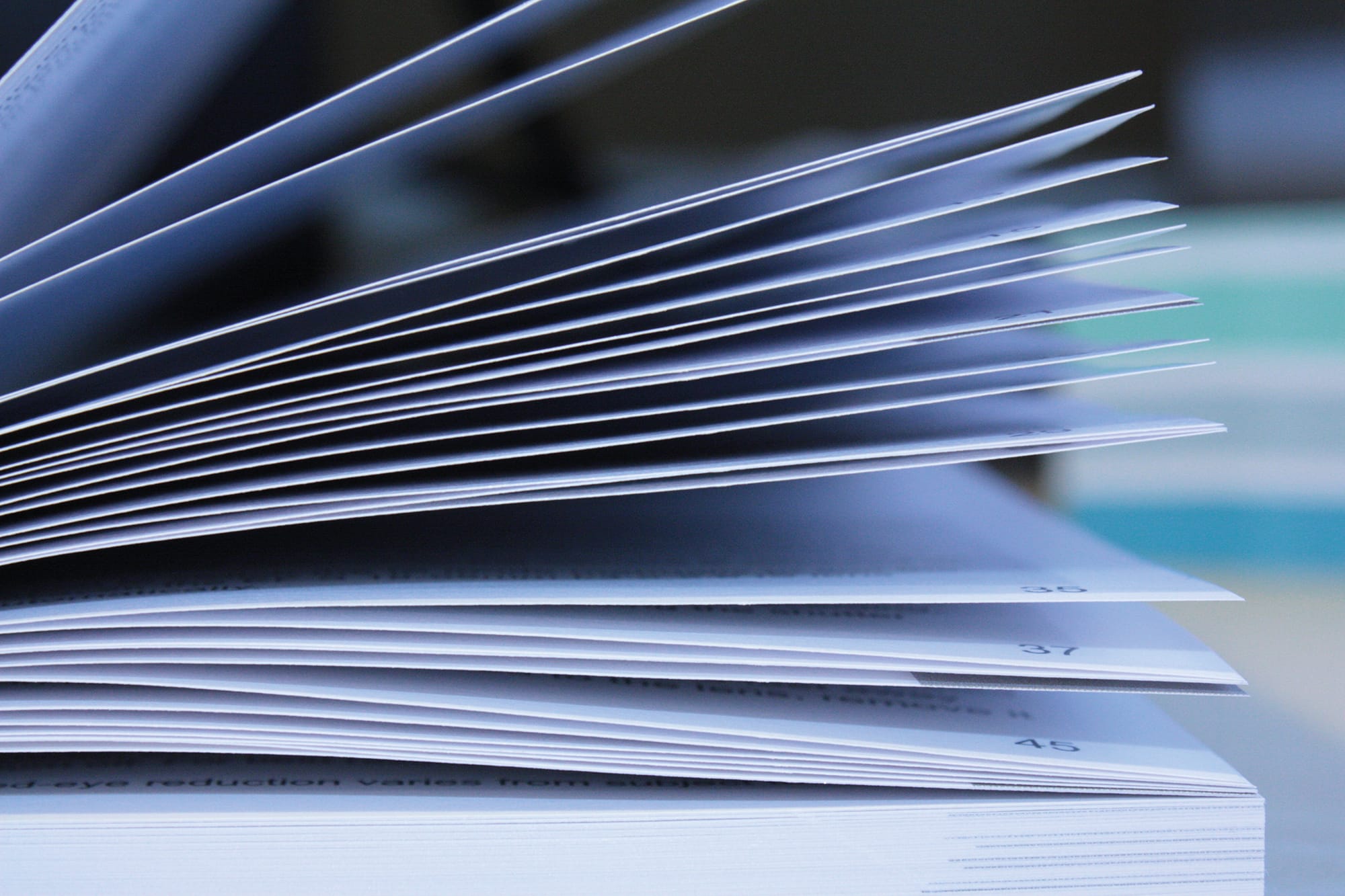 Stapel documenten voor een ISO 27001-certificering